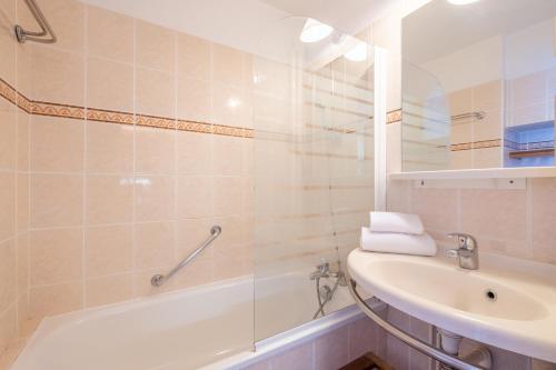 une salle de bain avec un lavabo, une douche et une baignoire dans l'établissement Résidence Pierre & Vacances Les Bleuets, à Méribel
