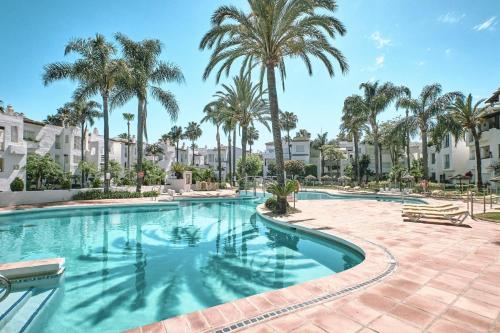 Cozy Beach Side Apartment With Pool