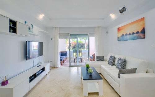 Cozy Beach Side Apartment With Pool