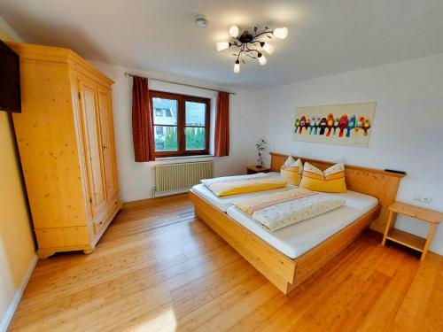 ein Schlafzimmer mit einem großen Bett und einem Fenster in der Unterkunft Landhaus Emanuel in Füssen