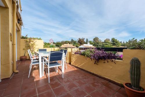 um pátio com uma mesa e cadeiras em uma varanda em Apartamento Dúplex Los Cartujanos I em Marbella