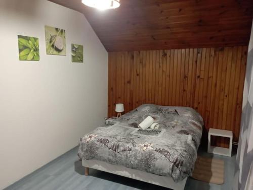 una camera con un letto in una stanza con pareti in legno di 3 pièces calme, terrasse et parking privé a Courcouronnes
