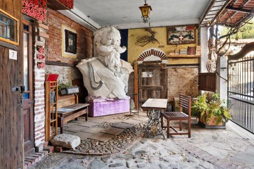 a statue sitting in the corner of a room at Domus Julia in Garessio