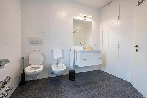 Avia Living في برونيكو: حمام ابيض مع مرحاض ومغسلة