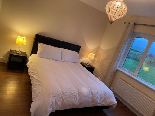 Postelja oz. postelje v sobi nastanitve Modern 5 bedroom house in Spanish Point Clare