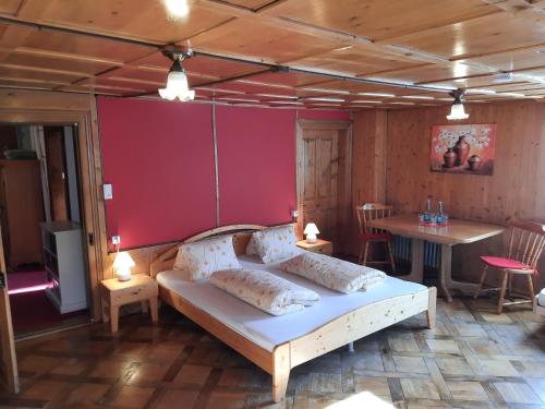 - un salon avec un lit, une table et des chaises dans l'établissement Gasthaus Schwand, à Engelberg