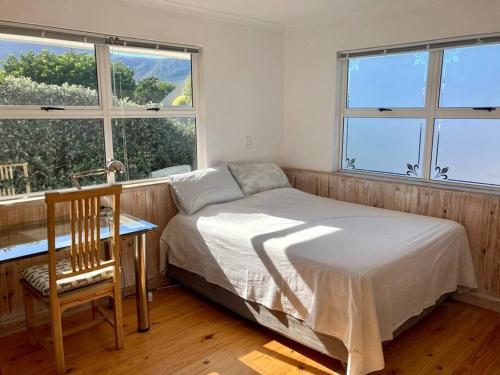 Katil atau katil-katil dalam bilik di Beach House, Noordhoek, Solar