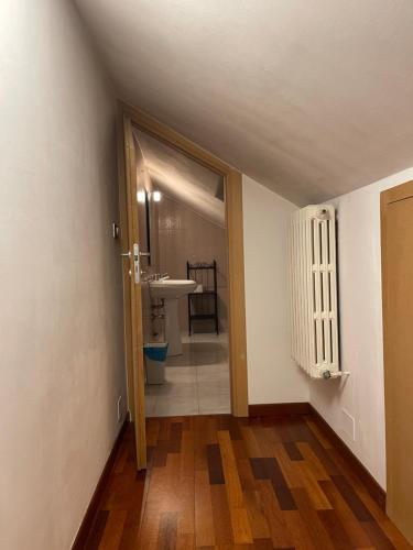 La salle de bains est pourvue d'un lavabo et de toilettes. dans l'établissement Agriturismo Ippocastano, à Sciolze