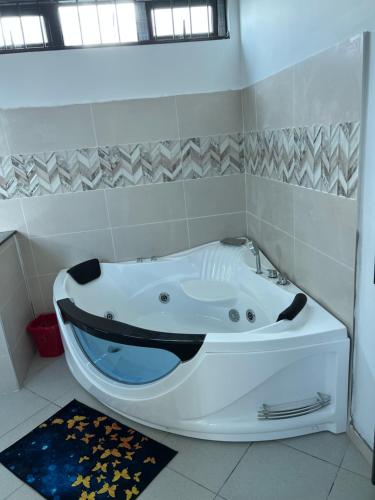 eine Badewanne mit einem Hai-Gesicht drauf in der Unterkunft Indira Villa 3 in Roche Terre