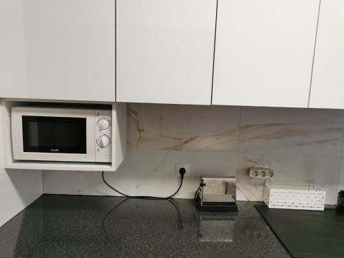 a microwave sitting on a counter in a kitchen at Casa do Paço in Almeirim