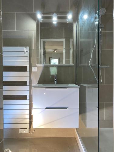 une salle de bain avec un lavabo blanc et un miroir dans l'établissement Apartment Olive & Kin, Collioure, à Collioure