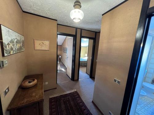 um corredor de uma casa com um quarto com um corredor em Appartamento vista Alpi nel centro storico em Sauze dʼOulx