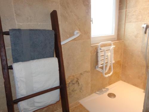 Vannituba majutusasutuses Chez Corine Marque Badet