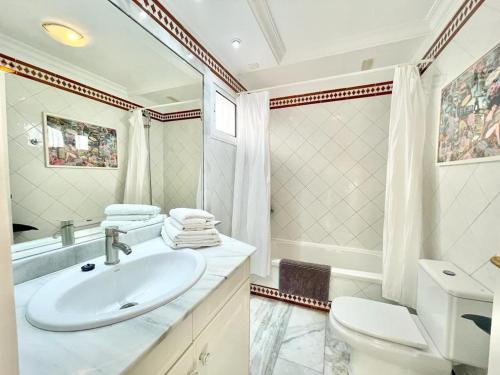 een witte badkamer met een wastafel en een toilet bij Buenavista Top Floor Penthouse in Santiago del Teide