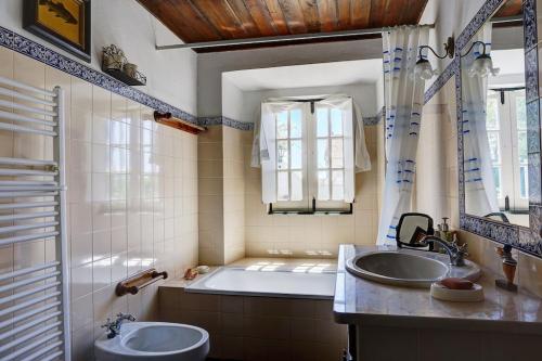 a bathroom with a tub and a sink and a bath tub at Casa do Patio - Très charmante villa 12 personnes 5ch avec piscine in São Bartolomeu