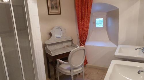 une salle de bain avec toilettes, lavabo et douche dans l'établissement Château De La Frogerie, à Maulévrier