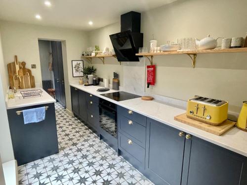 cocina con armarios azules y encimera en Stay In No 4York centre, en York
