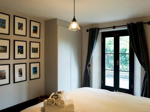 um quarto com uma cama e uma janela em Pass the Keys Stylish cosy 2bed near Finsbury Park w balcony em Londres