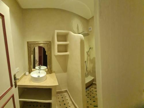 een badkamer met een wastafel en een spiegel bij Appartement te huur in Marrakech in Marrakesh