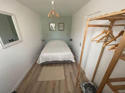 une petite chambre avec un lit dans le coin dans l'établissement Les hirondelles, à Arrest
