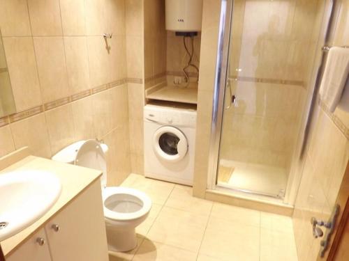 Koupelna v ubytování Tabaybas E8, central two bed PDC