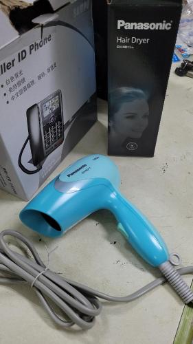 ein blaues Telefon auf einem Tisch neben einer Schachtel in der Unterkunft Flower B&B in Hualien