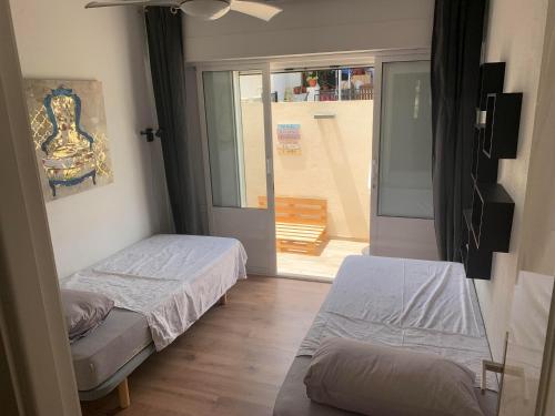 ein kleines Zimmer mit 2 Betten und einem Fenster in der Unterkunft Schönes Ferienbungalow in Los Altos Torrevieja in Torrevieja