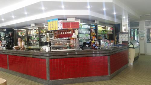 una donna in piedi al bancone di un negozio di Camping Led Zeppelin a Cupra Marittima