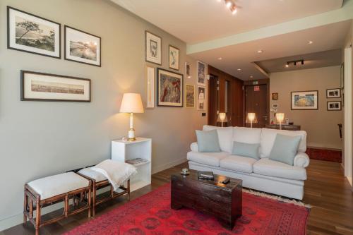sala de estar con sofá blanco y alfombra roja en Savoy Residence Casa Branca I by An Island Apart, en Funchal