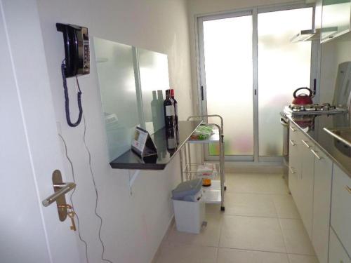 una cocina con un teléfono colgado en la pared en Apartamento hermoso en Punta del Este, en Punta del Este