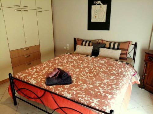 - une chambre avec un lit et un porte-monnaie dans l'établissement Central Spacious Apartment 70sqm, à Tripoli