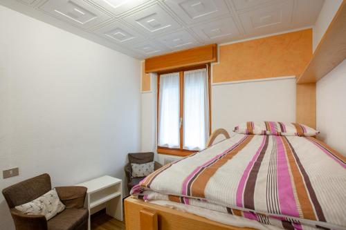 a bedroom with a bed and a window at Hotel Biancospino in Lanzada