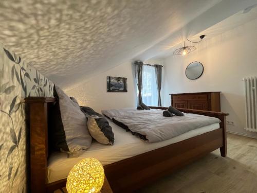 ein Schlafzimmer mit einem Himmelbett in der Unterkunft Ferienwohnung Bene in Oberau