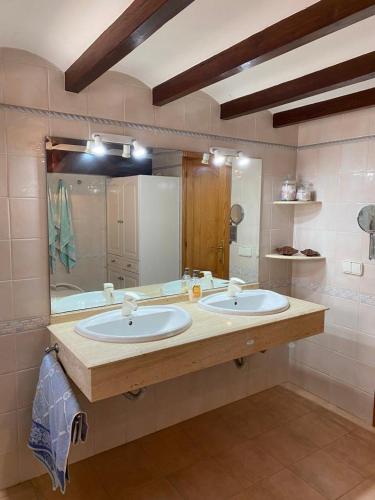 a bathroom with two sinks and a large mirror at Ca Elvireta in Benissa