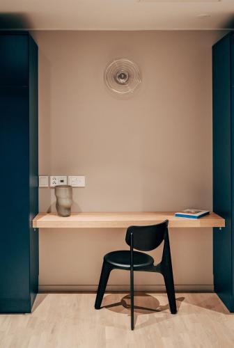 a black chair sitting in front of a desk at Unity Tampere - A Studio Hotel in Tampere