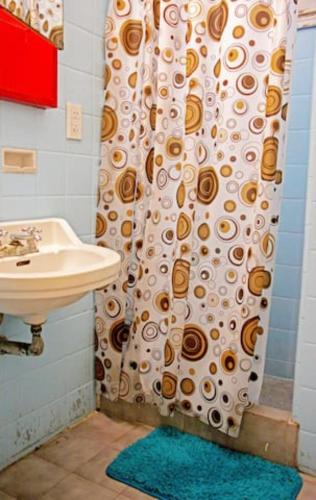 a bathroom with a shower curtain and a sink at Pinamar departamento, edificio Atlántico in Pinamar