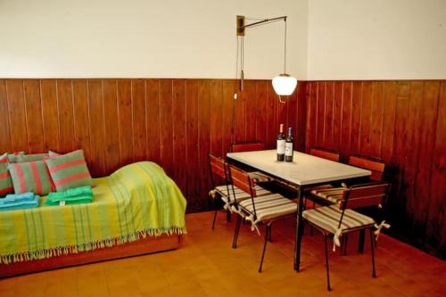 een slaapkamer met een bed, een tafel en stoelen bij Pinamar departamento, edificio Atlántico in Pinamar
