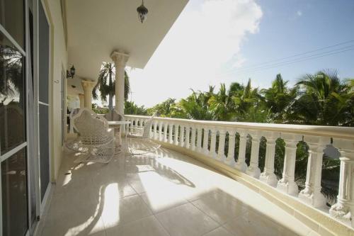 Ein Balkon oder eine Terrasse in der Unterkunft Apartment Villas Mar y Sol I - Beach Home in Paradise! in Bavaro, Punta Cana