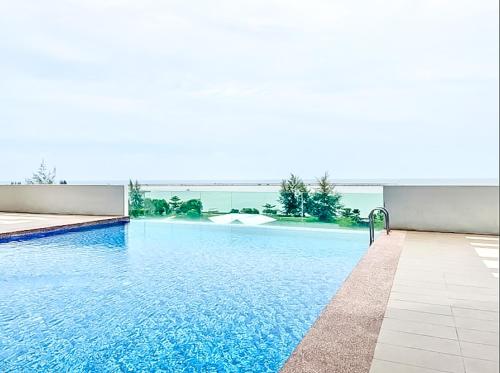 una piscina con agua azul en un edificio en MIMPI HOMESTAY - 4 Bedroom and Pool, en Kuala Terengganu