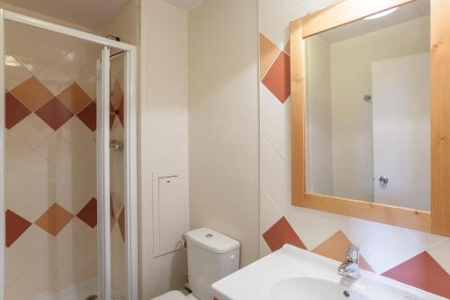 La salle de bains est pourvue de toilettes, d'une douche et d'un lavabo. dans l'établissement Résidence Pierre & Vacances Les Combes, aux Menuires