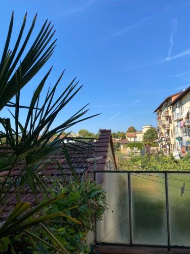 uma vista para uma casa com uma cerca e alguns edifícios em Casa tranquilla firenze em Florença