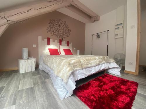 um quarto com uma cama grande e um tapete vermelho em Le cosy de la vologne em Gérardmer
