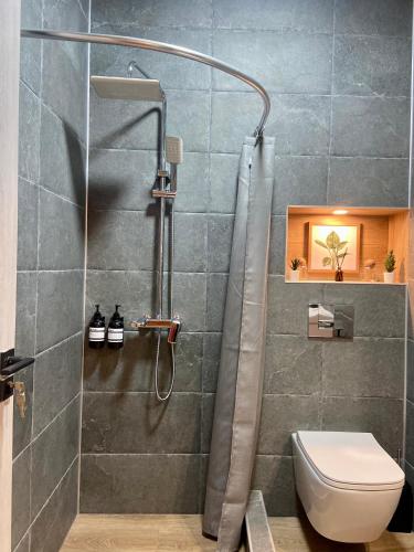 Phòng tắm tại LUXURY APARTMENT IN OLD TBILISI WITH TERRACe