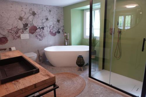 La salle de bains est pourvue d'une baignoire et d'une douche. dans l'établissement Casa Dorino - Casa di vacanza ideale per famiglie, à Rodi