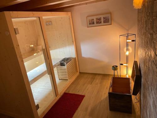 sala de estar con puerta corredera de cristal que da a un baño en Casa Dorino - Casa di vacanza ideale per famiglie, en Rodi