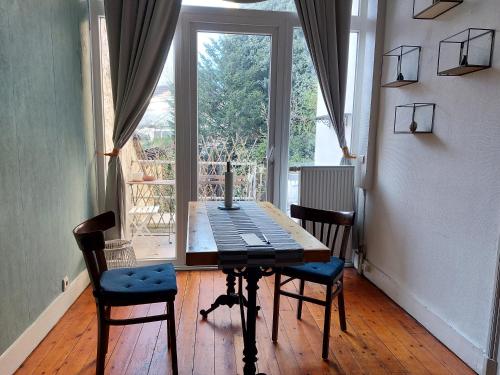 comedor con mesa, sillas y ventana en Chatelain Residence, en Bruselas