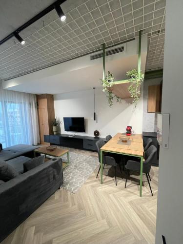 ein Wohnzimmer mit einem Sofa und einem Tisch in der Unterkunft Luxury by The Lake Ap 25 in Sibiu