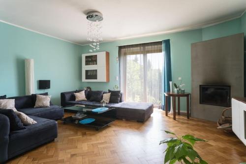 una sala de estar con un sofá y una mesa en Dom z ogrodem blisko centrum, en Poznan