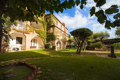 a large house with a green lawn in front of it at Residence La Rosa in Porto San Paolo