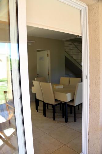 a dining room with a table and chairs at Complejo Turístico Natuel in Vista Flores